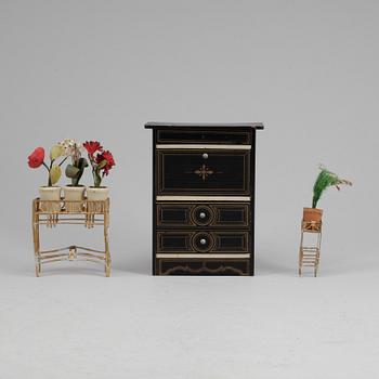 DOCKSKÅP MED TILLBEHÖR, 1800-talets slut till 1900-talets första hälft.