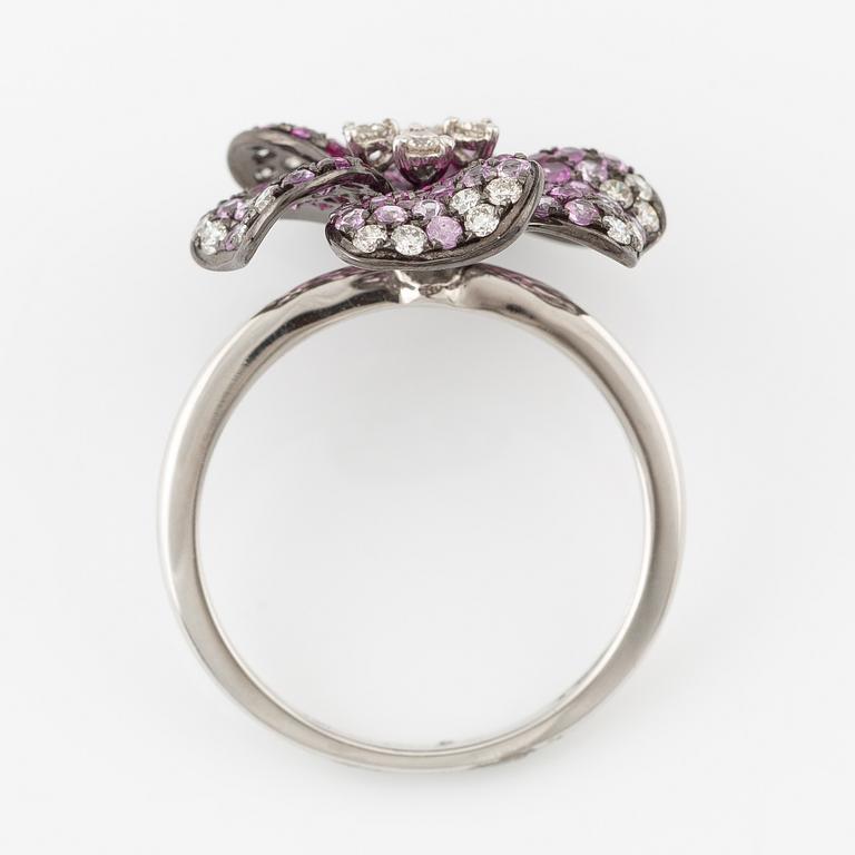 Ring i form av blomma, 18K vitguld med rosa safirer och briljantslipade diamanter.