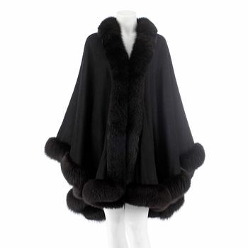 560. CAPE, black cashmere and fox.