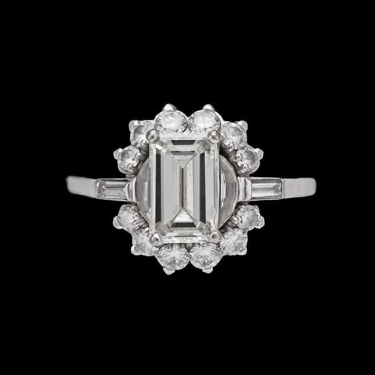 RING, smaragdslipad diamant, ca 1.95 ct. samt mindre diamanter, tot. ca 1.50 ct.