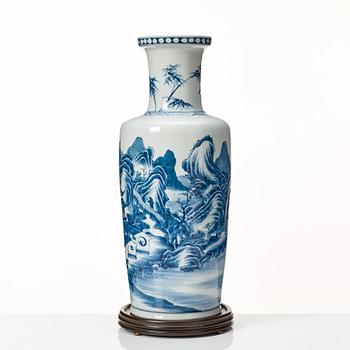 A blue and white roleau vase, late Qing dynasty, 19th Century.