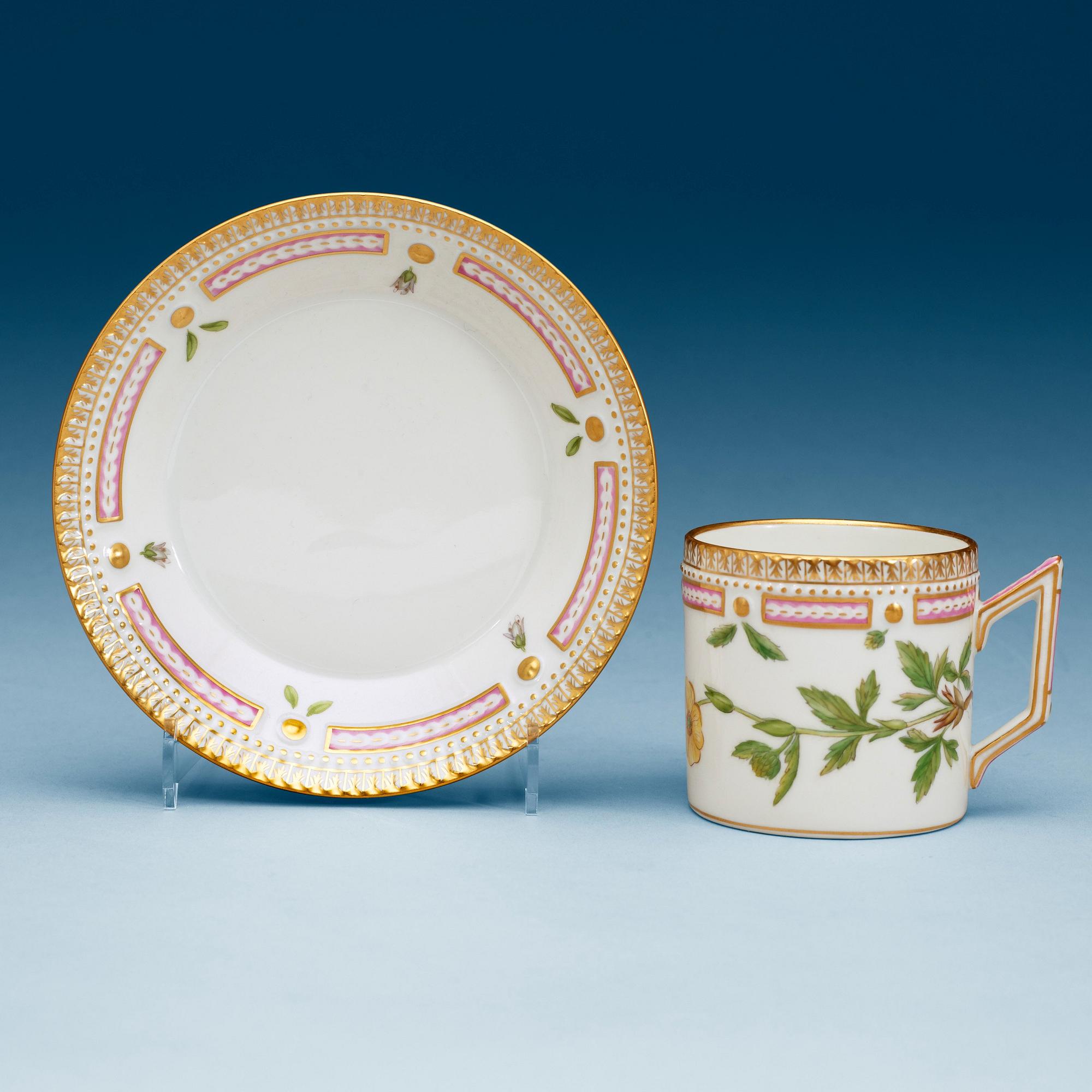 KAFFEKOPPAR med FAT, 12 stycken, porslin. "Flora Danica", Kungl. Dansk, 1900-tal.