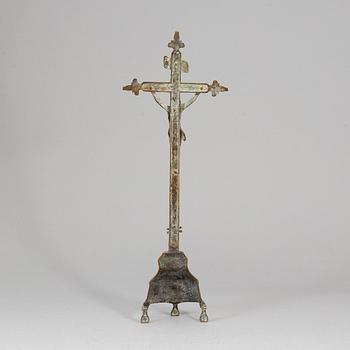 A bronze crucifix, 17th/18th century.