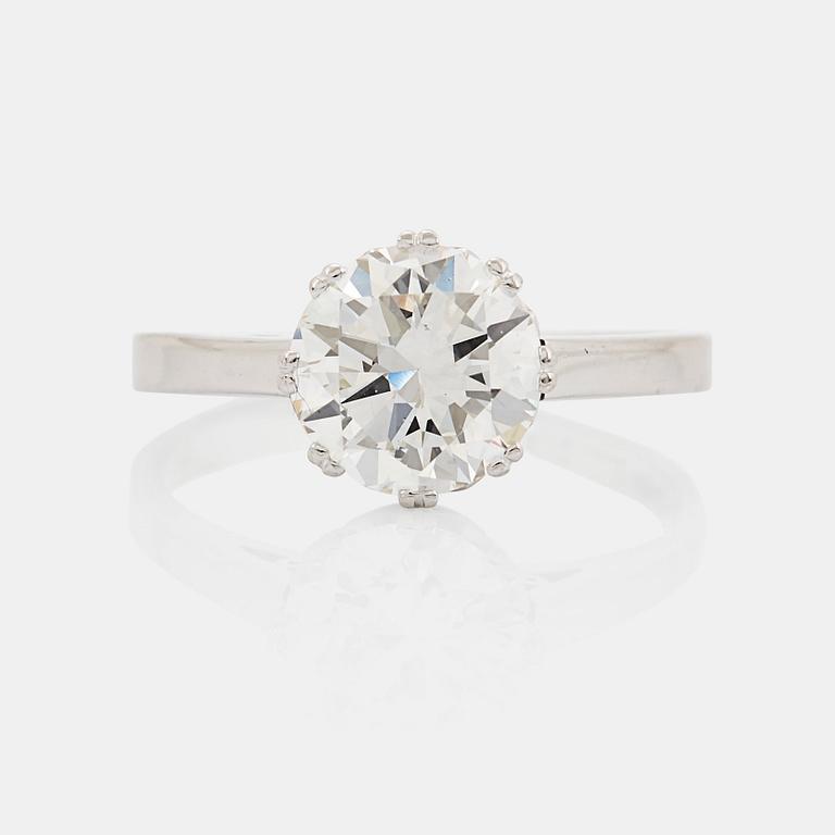 Ring 18K vitguld med en rund briljantslipad diamant 1.86 ct enligt gravyr kvalitet ca G/H si/i.