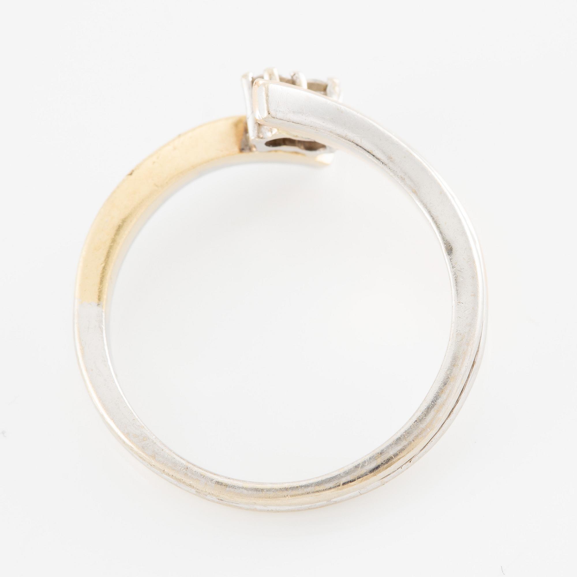 Ring in 14K gold and white gold set with two brilliant-cut diamonds.