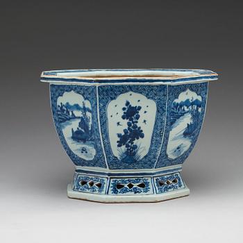 A blue and white flower pot, Qing dynasty, late Qianlong (1736-95).