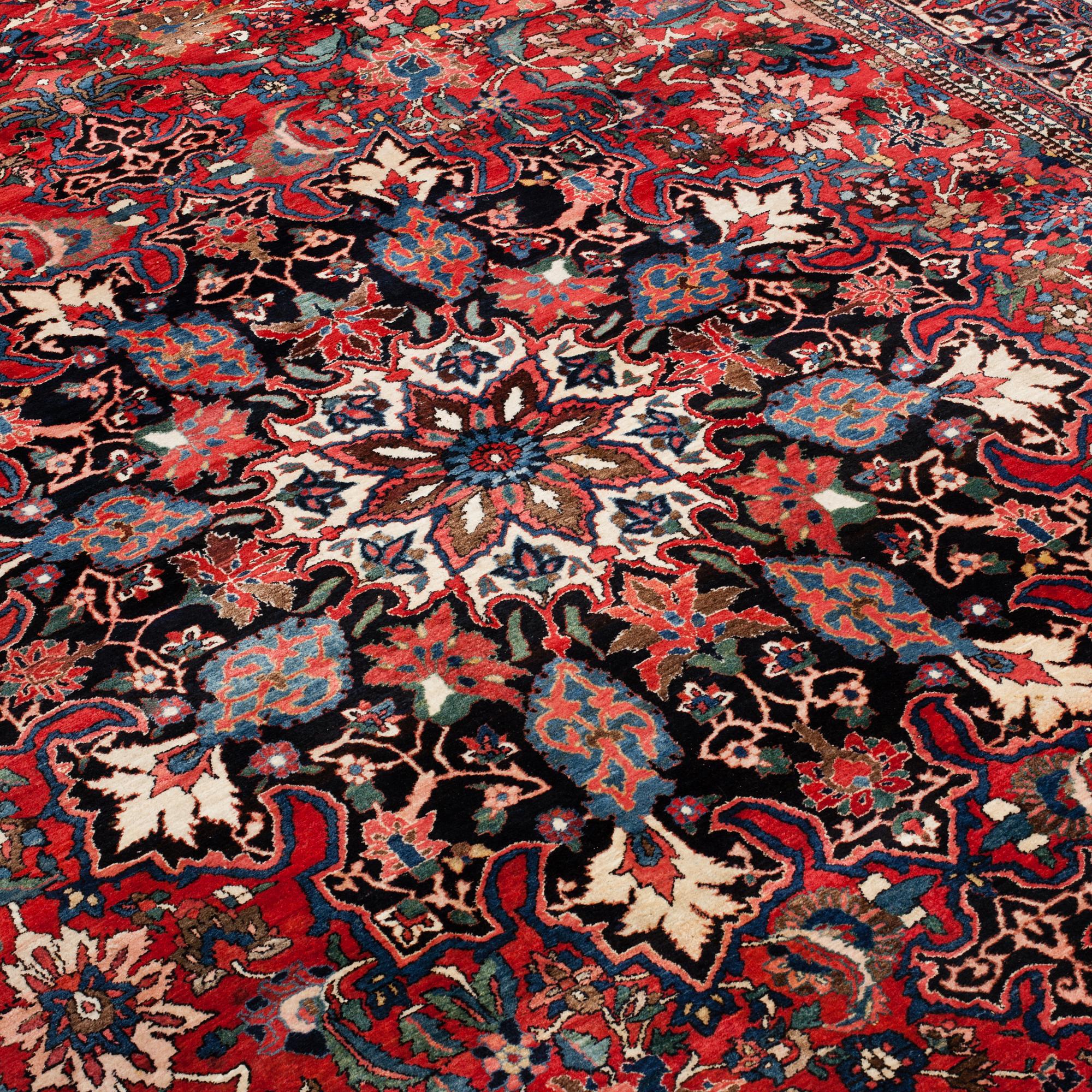 A carpet, semi-antique Bakhtiari, around 410 x 316 cm.