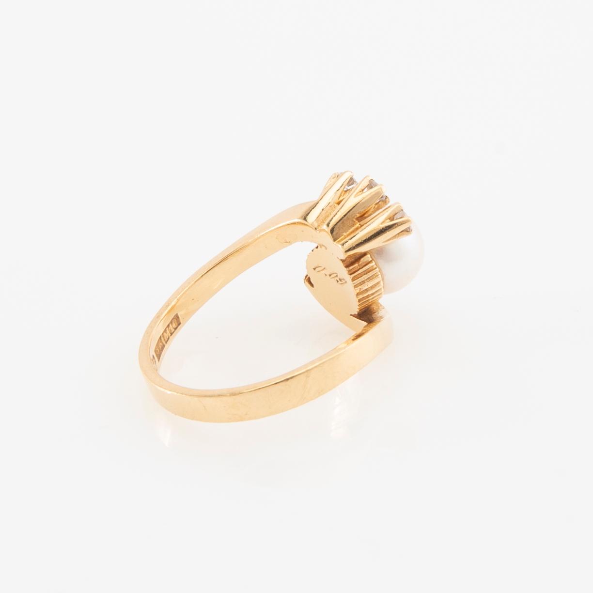 Ring in 18K gold set with round brilliant-cut diamonds and a cultured pearl.