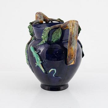 A ceramic urn, late 19th century.