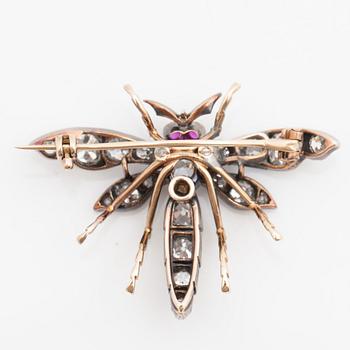 BROSCH med gammal- samt antikslipade diamanter och rubiner, i form av en fluga. Diamanter totalt ca 2.00 ct.