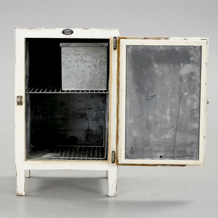 KYLSKÅP, "Iskol", Jersie Maskinsnedkeri Lille Skensved, 1900-tal.