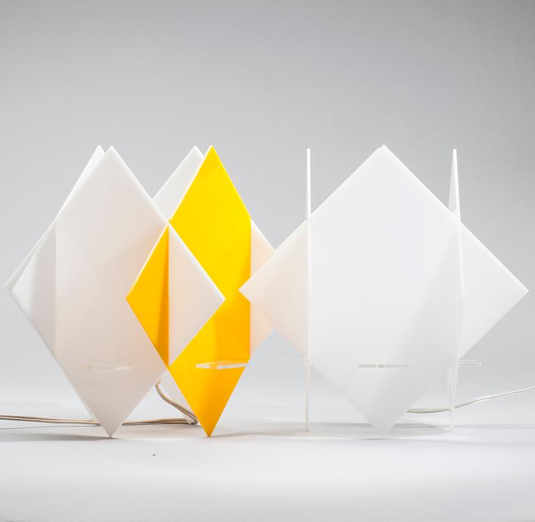 BORDSLAMPOR, 2 st, akrylplast, design Anna-Maija Salo, Finland 1970-tal. Kupans höjd ca 29 cm.
