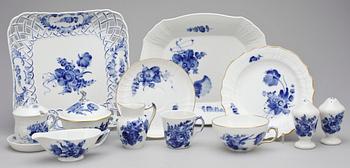 MAT- ,TE- OCH KAFFESERVIS, 145 delar, porslin, "Blå Blomst", Royal Copenhagen, 1900-talets slut.
