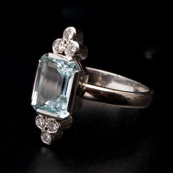RING, vitguld 14K, trappslipade akvamariner, 6 briljantslipade diamanter. Mauno Valkeinen, Helsingfors 2003.