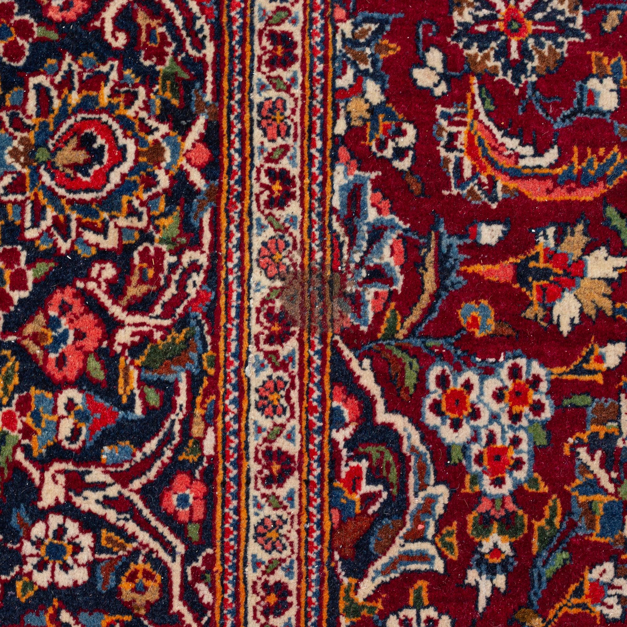 A rug, semi-antique/old, Kashan, ca 213 x 130 cm.