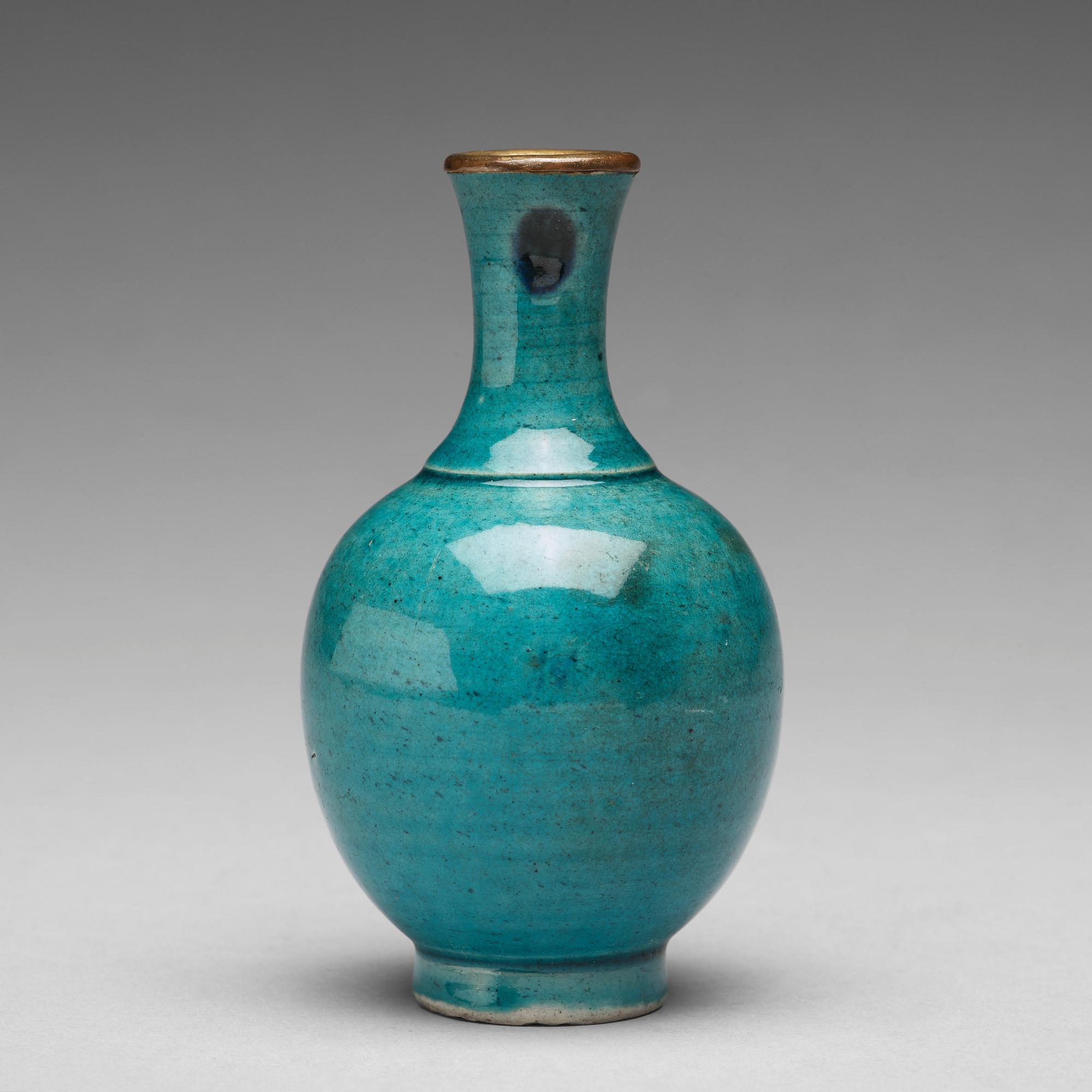 A turkoise glazed vase, Qing dynasty, Kangxi (1662-1722).