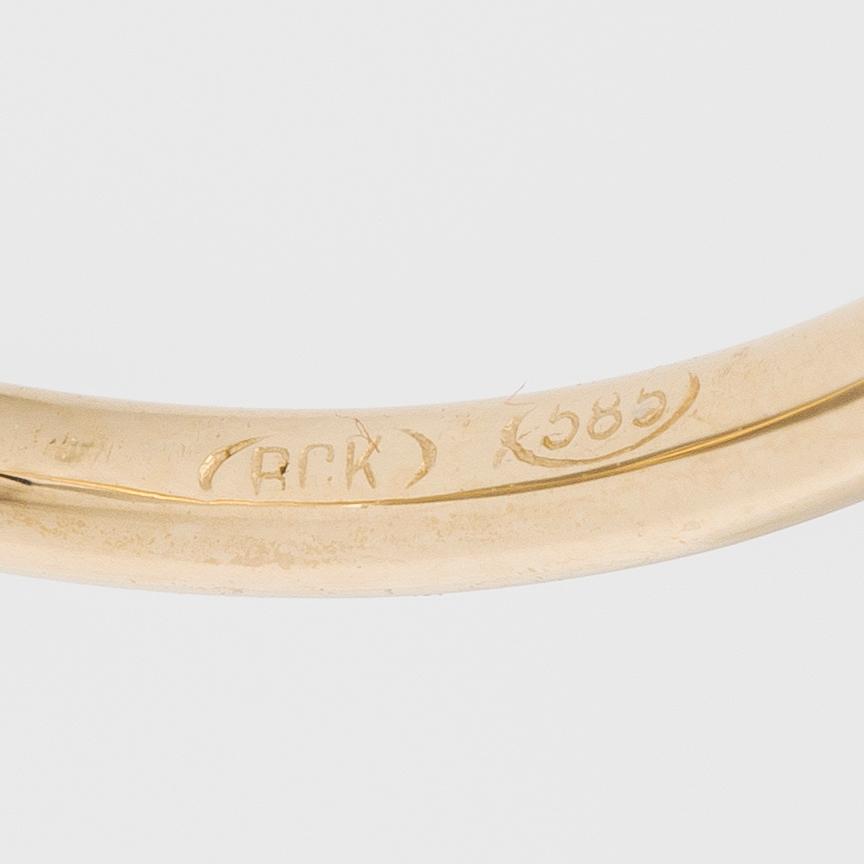 Ring 14K gold with sapphire and brilliant-cut diamonds.