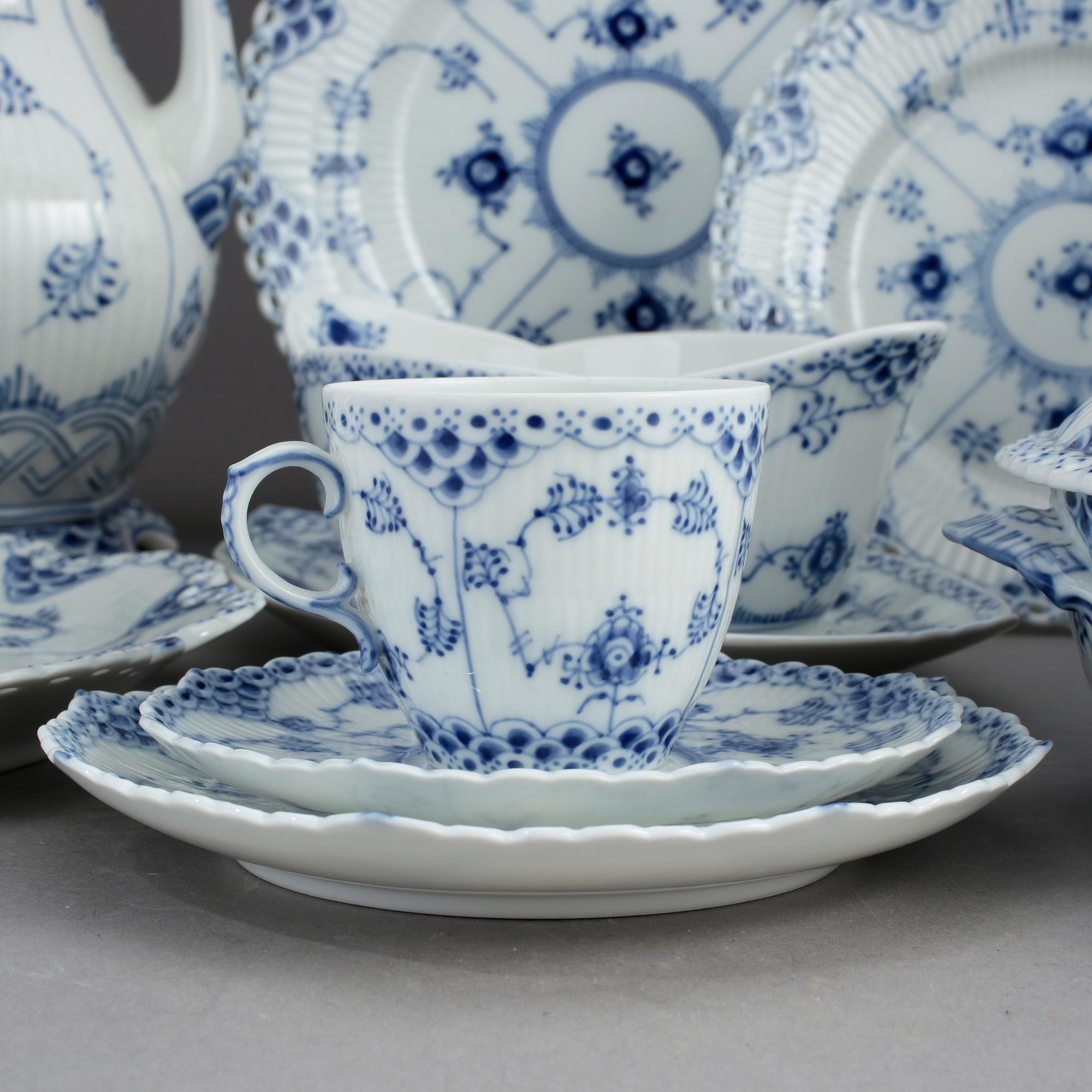 SERVISDELAR, porslin, 66 delar, "Musselmalet", Royal Copenhagen.