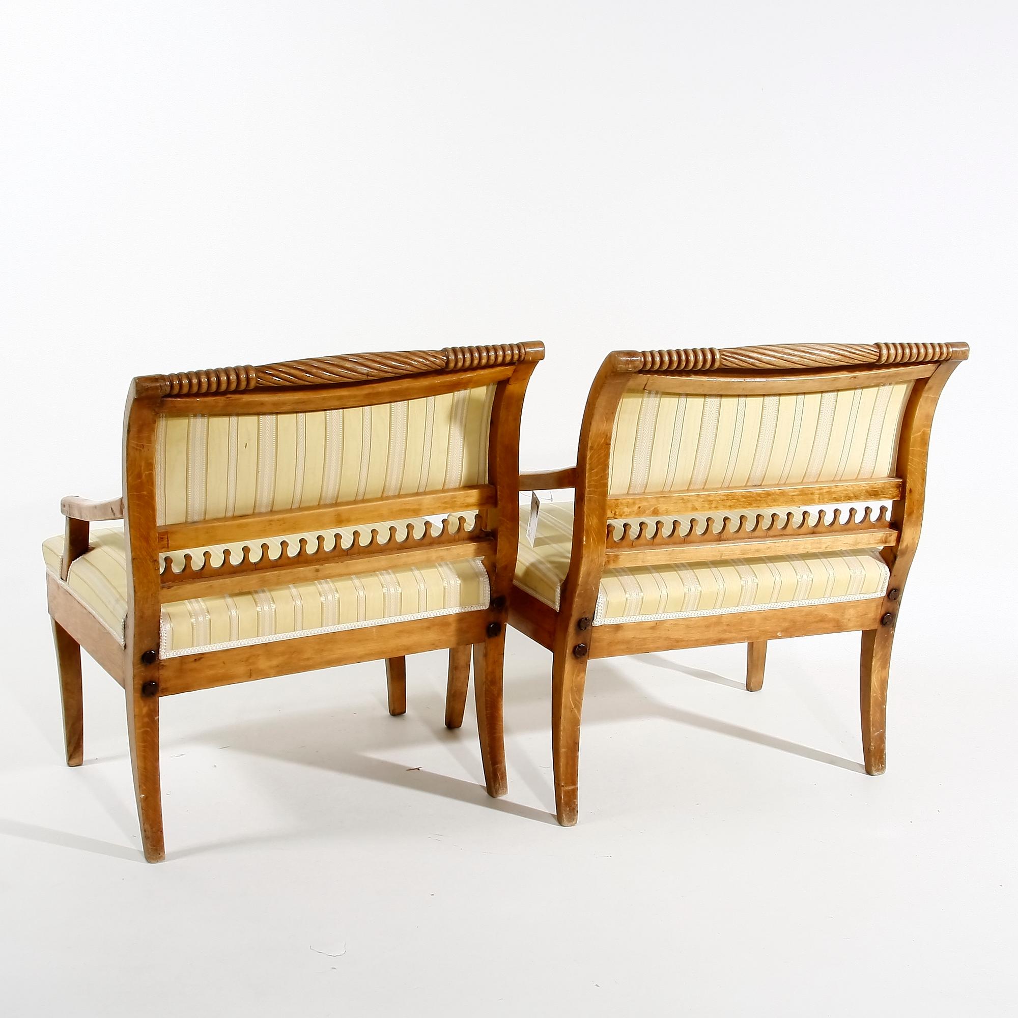 ARMLÄNSTOLAR, ett par, empire, delvis 1800-talets första hälft.