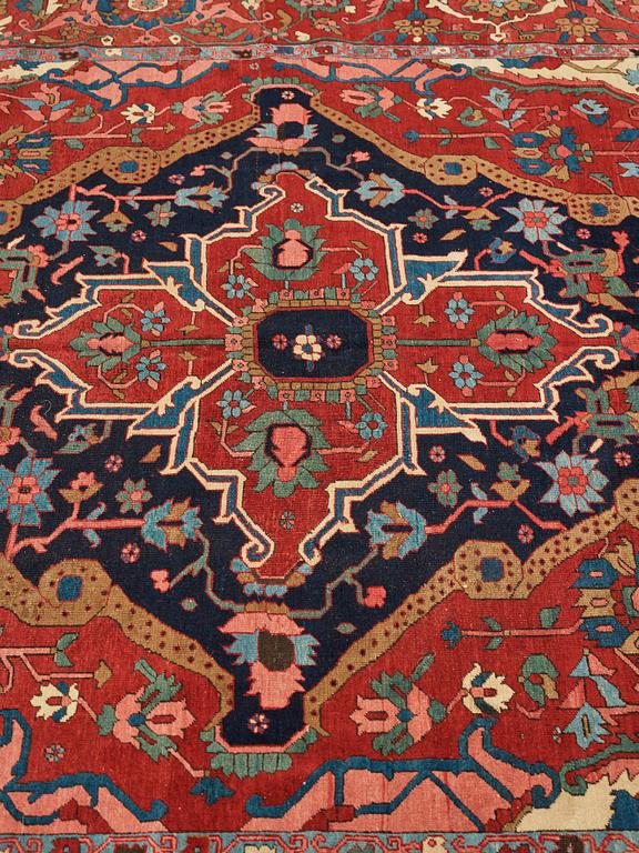 A CARPET, an antique Heriz, a so called Serapi, ca 371 x 282,5 cm.