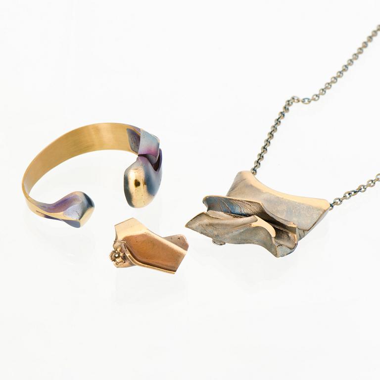 BJÖRN WECKSTRÖM, RIIPUS, RANNEKORU ja SORMUS, tulipronssia. Lapponia 1970-luku.