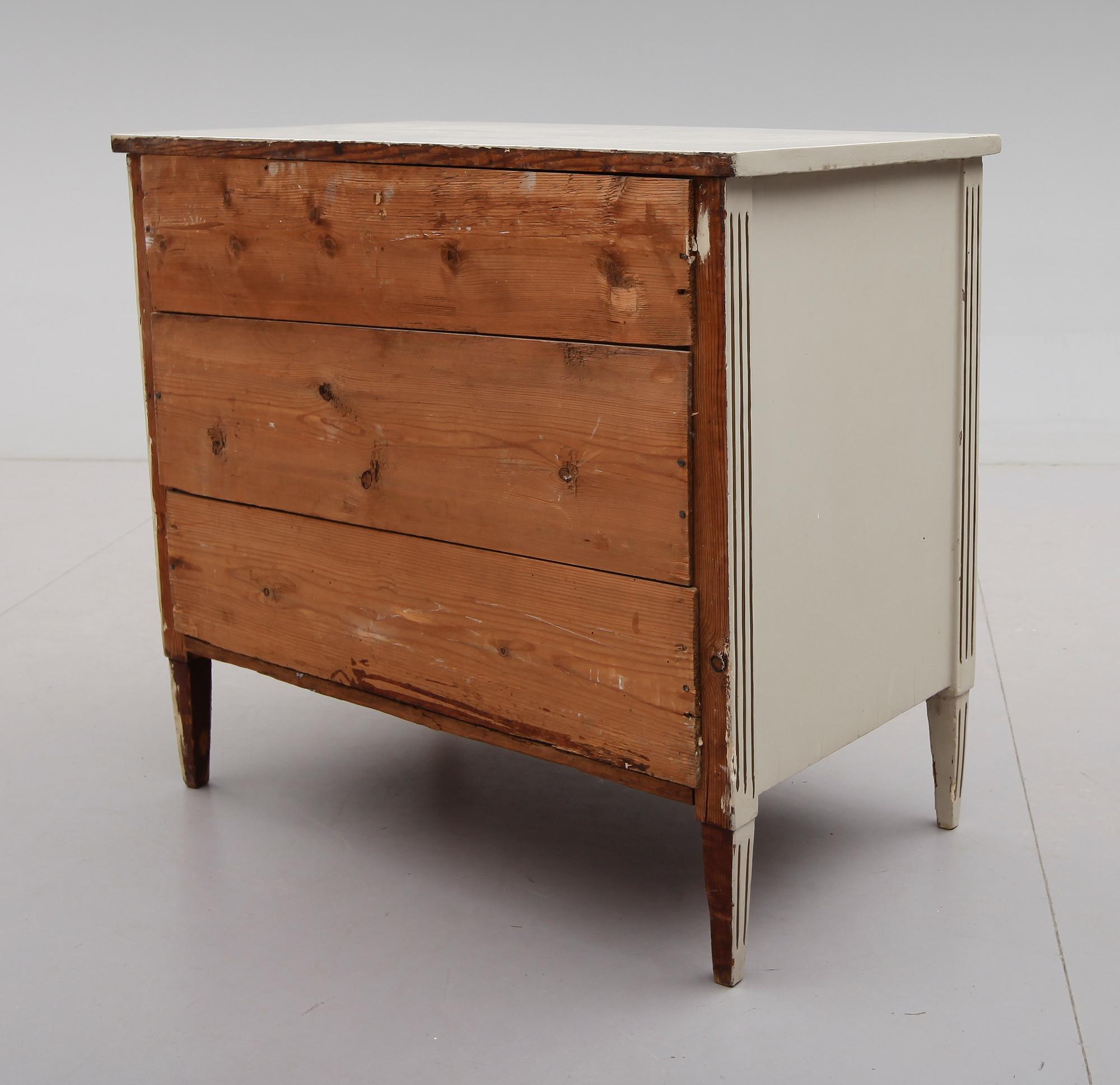 BYRÅ, sengustaviansk, omkring år 1800.