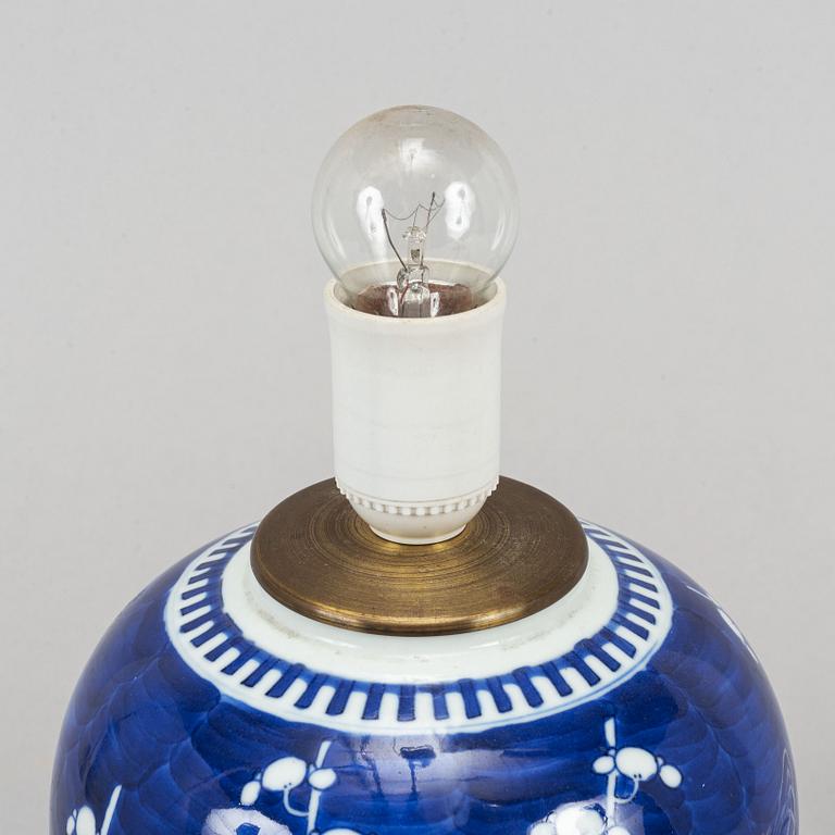 A set of a Chinese blue and white vase, two jars with cover and a lamp, 20th Century and modern manufactory.