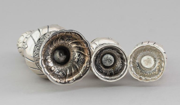 STRÖARE, 3 st snarlika, silver, svenska importstämplar samt en Mema, 1978. Vikt ca 481 gram.