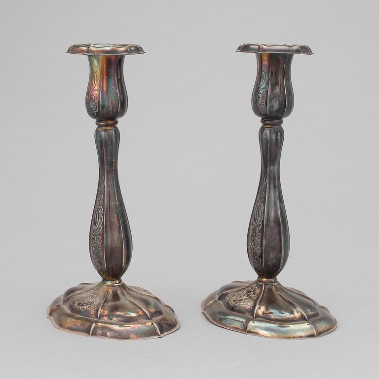 LJUSSTAKAR, ett par, silver, rokokostil, märkta JLH, haltstämplade 830. Svenska importstämplar, 1900-talets mitt.