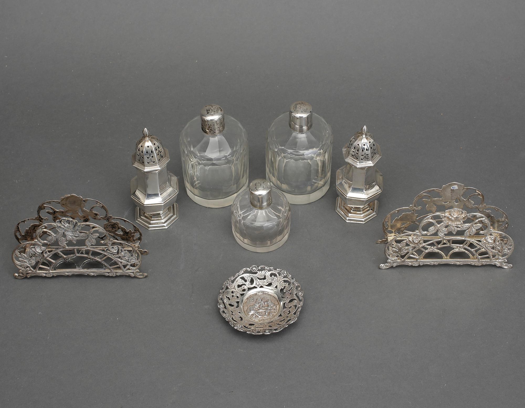 PARTI DIVERSE, silver, ströare, servetthållare, flakonger och fat, 291 gram, exklusive flakonger i glas   m silverpropp.