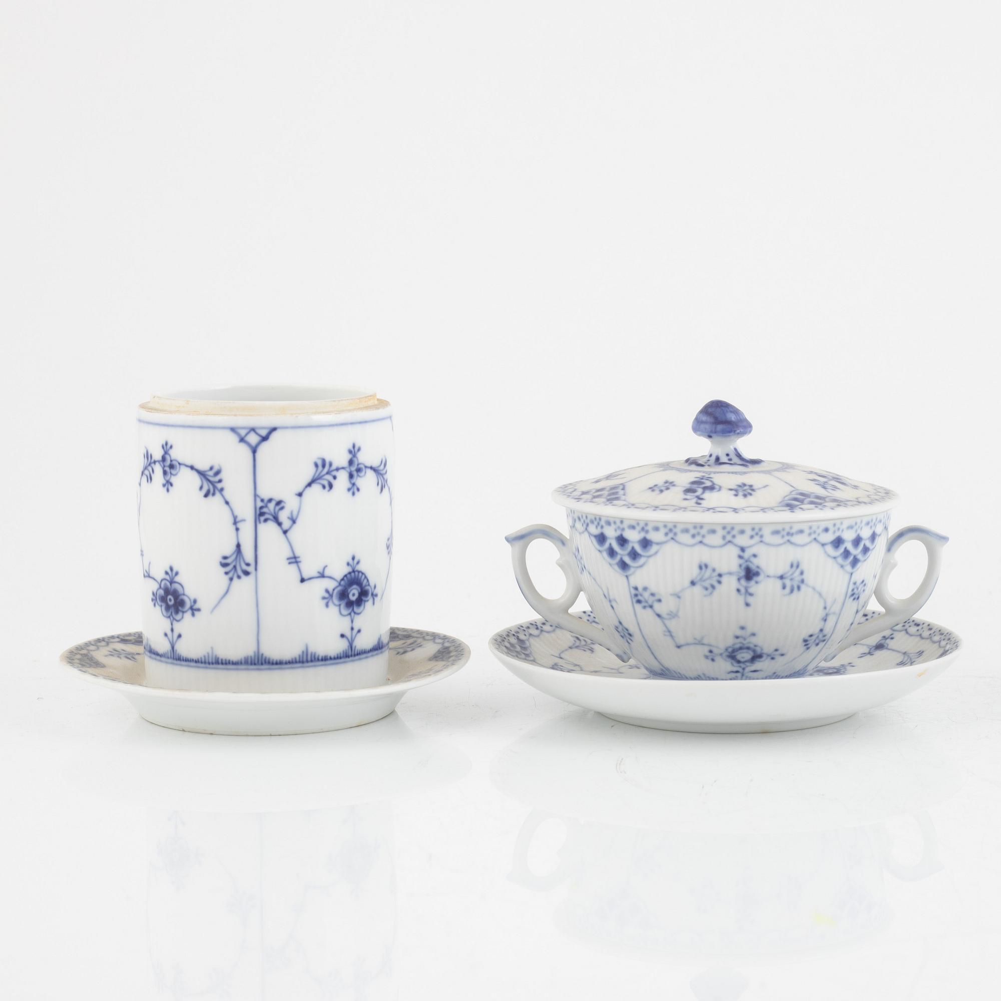 Teservis, 30 delar, porslin, "Musselmalet", Royal Copenhagen, Danmark.