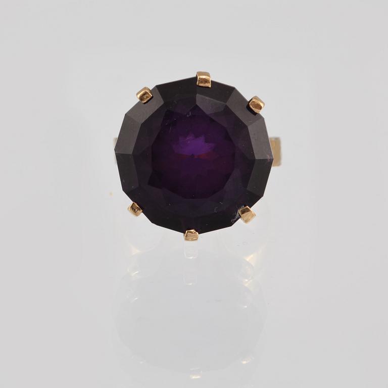 RING, 18K guld med fasettslipad ametist, Bern Böhme, Göteborg. Vikt 12,7 gram.