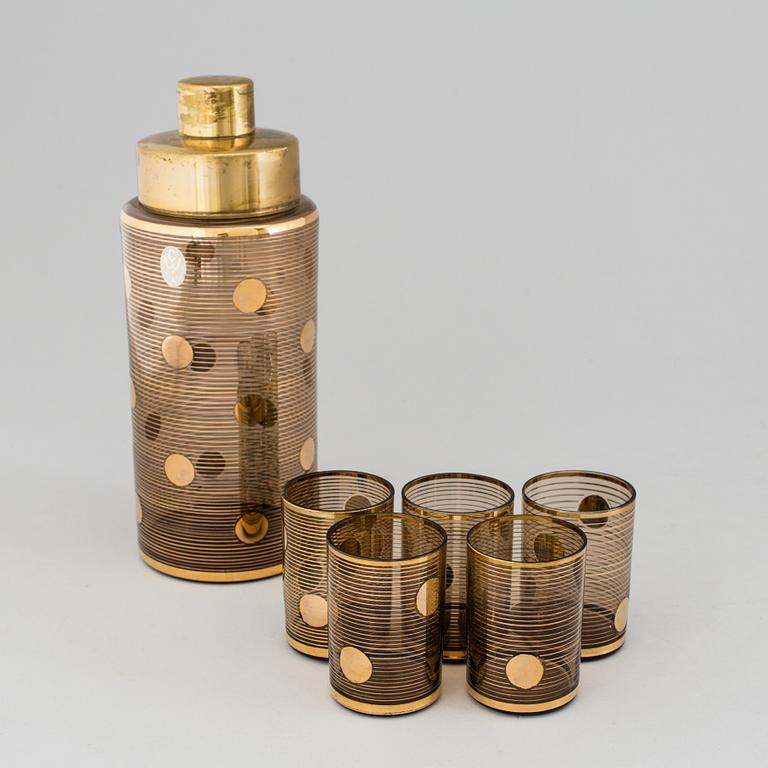 SHAKER OCH FEM GLAS, av glas och mässing, 1960-tal.