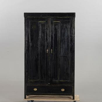 GARDEROBSSKÅP tidigt 1900-tal.