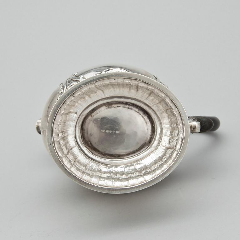 KAFFEKANNA, silver, rokokostil, Johan August Färngren, Stockholm, 1923. Vikt ca 546 g.