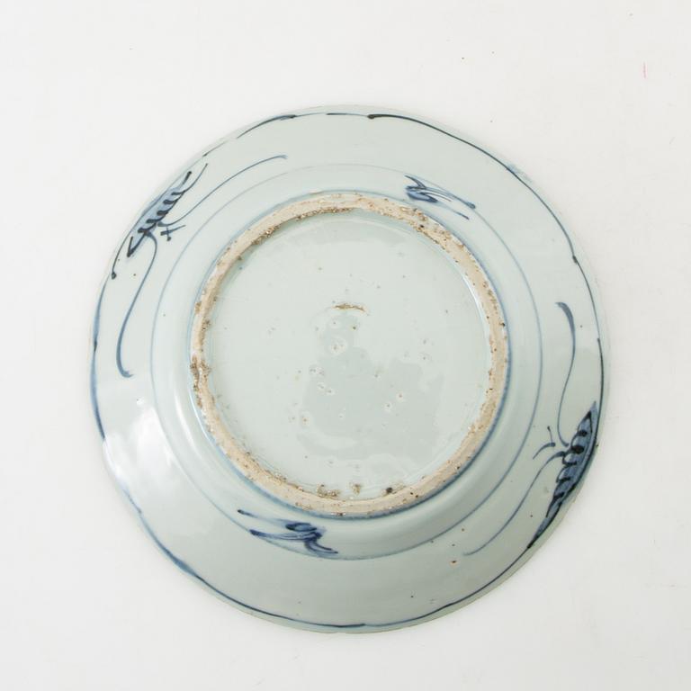 A blue and white plate, Ming dynasty, Wanli (1572-1620).