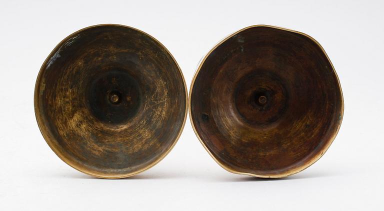 LJUSSTAKAR, 1 par, förgylld brons, empire, 1800-talets första hälft.