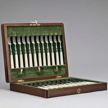 BESTICK, 26 delar, silver samt pärlemor, bla Isaac Ellis & Sons, Sheffield, England, 1900-02. Totalvikt 954 g.