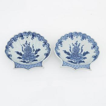 A pair of blue and white butter dishes, Qing dynasty, Qianlong (1736-95).