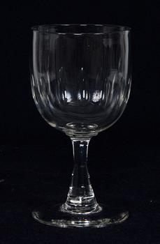 KARAFF samt 8 st VINGLAS, olivslipat glas.