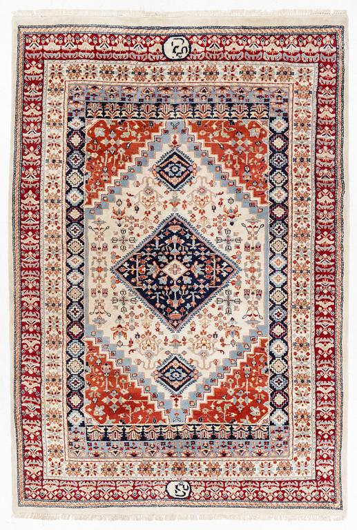 A signed oriental carpet, approx. 268 x 182 cm.