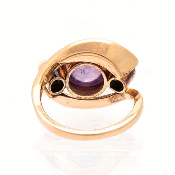 Elon Arenhill, ring in 18K gold with a cabochon-cut amethyst and cultured pearls.