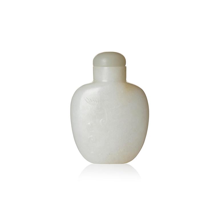 A white nephrite snuff bottle with stopper, Qing dynasty (1644-1912).