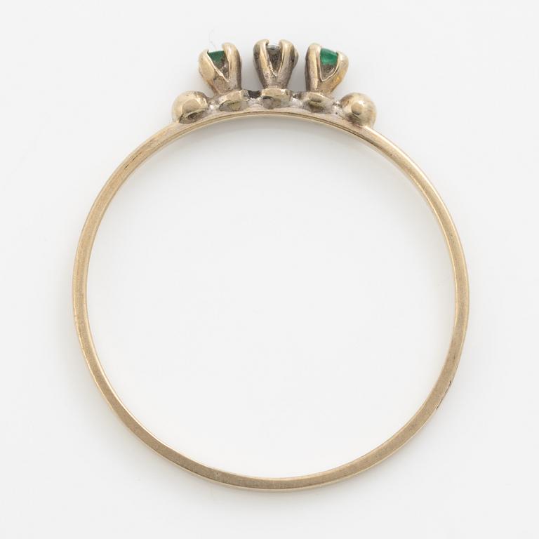 Ringar, 2 stycken, 18K guld med små smaragder och diamanter.