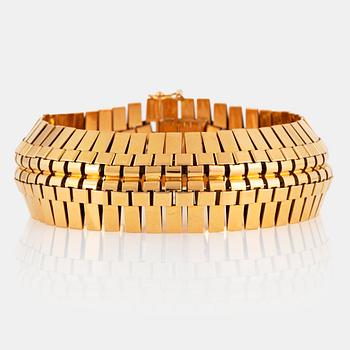 1139. An 18K gold bracelet.