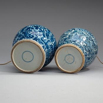 Two blue and white vases, Qing dynasty, 18/19th Century.