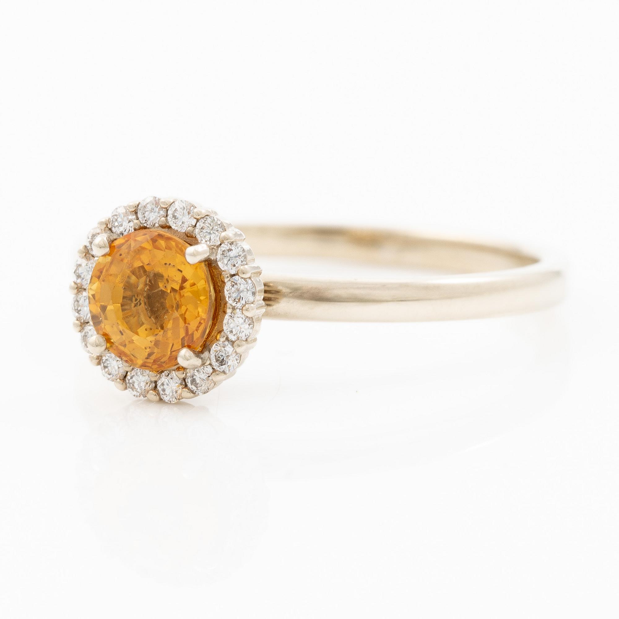 Ring 14K gold with orange sapphire and brilliant-cut diamonds.