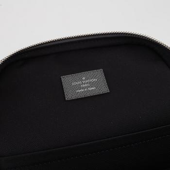 Louis Vuitton, a grey taiga 'Avenue' sling bag, 2022.