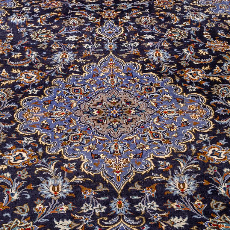 A carpet, Kashan, ca 399 x 302 cm.