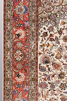 A carpet, Täbriz part silk, 306 x 200 cm.
